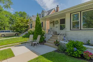 9717 S Springfield Ave, Evergreen Park, IL 60805 - Photo 2