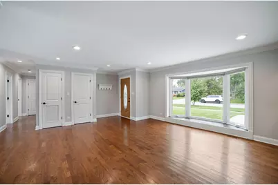 109 Crest Avenue, Elk Grove Village, IL 60007 - Photo 4