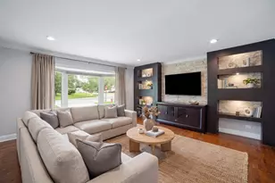 109 Crest Ave, Elk Grove Village, IL 60007 - Photo 2