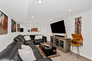 1319 W Foster Ave, Chicago, IL 60640 - Photo 12