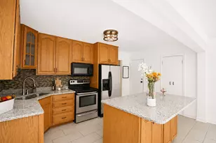 697 Hickory Dr, Buffalo Grove, IL 60089 - Photo 4