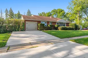 697 Hickory Dr, Buffalo Grove, IL 60089 - Photo 2