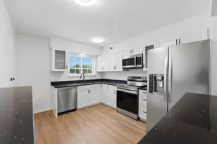 9388 Bay Colony Dr, Des Plaines, IL 60016 - Photo 6