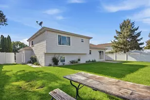 2010 Watertower Pl, Crest Hill, IL 60403 - Photo 4