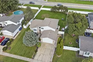 2010 Watertower Pl, Crest Hill, IL 60403 - Photo 2