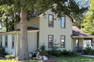 201 W Green St, Roberts, IL 60962 - Photo 2