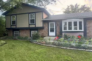 795 Apache Ct, Lake Zurich, IL 60047 - Photo 2