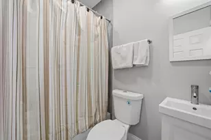 9015 S Muskegon Ave, Chicago, IL 60617 - Photo 16