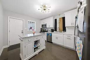 8559 S Phillips Ave, Chicago, IL 60617 - Photo 6