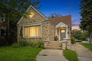 8559 S Phillips Ave, Chicago, IL 60617 - Photo 2