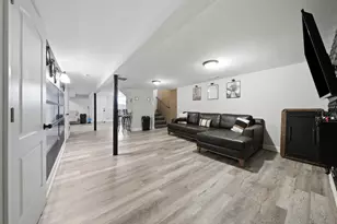 8559 S Phillips Ave, Chicago, IL 60617 - Photo 18