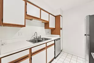 6109 Knoll Wood Rd, Willowbrook, IL 60527 - Photo 2
