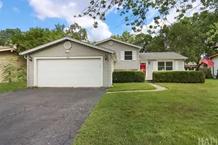 385 Northgate Rd, Lindenhurst, IL 60046 - Photo 2