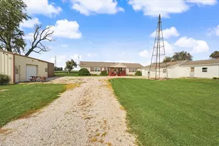 2225 E 1700th Rd, Brocton, IL 61917 - Photo 4