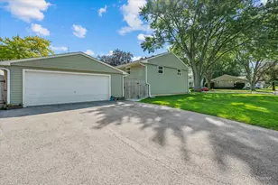1132 Queen Anne St, Woodstock, IL 60098 - Photo 2