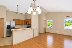 1623 Silverstone Dr, Carpentersville, IL 60110 - Photo 4