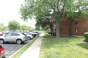 17 Parkside Ct, Vernon Hills, IL 60061 - Photo 4