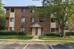 17 Parkside Ct, Vernon Hills, IL 60061 - Photo 1