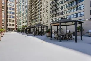 525 W Hawthorne Pl, Chicago, IL 60657 - Photo 6