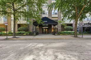 525 W Hawthorne Pl, Chicago, IL 60657 - Photo 2