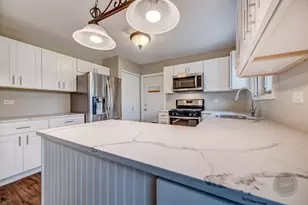 4 N Birchwood Dr, Naperville, IL 60540 - Photo 2