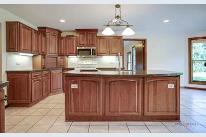 19665 W Hawthorne Boulevard, Mundelein, IL 60060 - Photo 12