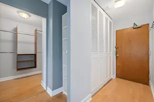 555 W Cornelia Ave, Chicago, IL 60657 - Photo 8