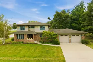 705 E Newton St, Heyworth, IL 61745 - Photo 2