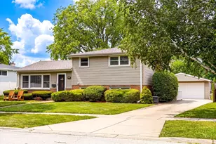 148 Jeffery Ln, Des Plaines, IL 60018 - Photo 2