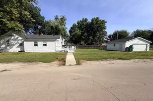 811 S Monroe St, Streator, IL 61364 - Photo 2