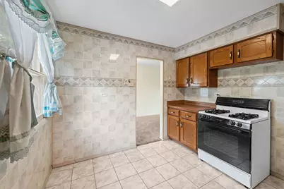 1024 Yorkshire Drive, Hanover Park, IL 60133 - Photo 8