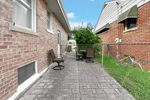 5253 Davis St, Skokie, IL 60076 - Photo 18