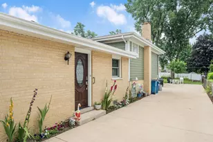 570 W Crockett Ave, Elmhurst, IL 60126 - Photo 2