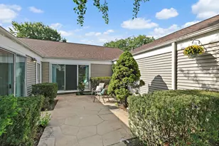 954 Dartmouth Dr, Wheaton, IL 60189 - Photo 2