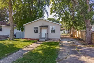 322 E Timber St, Pontiac, IL 61764 - Photo 2