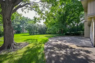 15 Croydon Ln, Oak Brook, IL 60523 - Photo 2