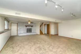 1070 Center Dr, South Elgin, IL 60177 - Photo 20