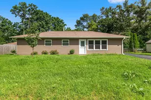 2302 Manor Ln, McHenry, IL 60051 - Photo 2