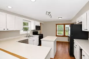 2302 Manor Ln, McHenry, IL 60051 - Photo 10