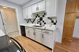 9800 S Karlov Ave, Oak Lawn, IL 60453 - Photo 8