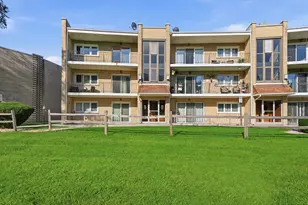 9510 S 86th Ave, Hickory Hills, IL 60457 - Photo 2