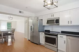 9510 S 86th Ave, Hickory Hills, IL 60457 - Photo 8