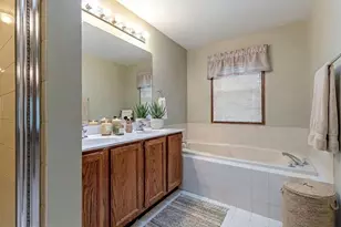 8 N Old Creek Rd, Vernon Hills, IL 60061 - Photo 16