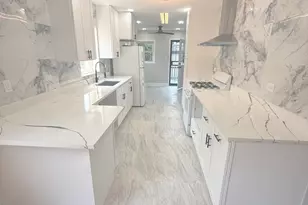 8926 S Paxton Ave, Chicago, IL 60617 - Photo 12