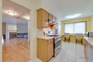 19W182 Ginny Ln, Oak Brook, IL 60523 - Photo 8