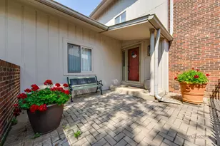 19W182 Ginny Ln, Oak Brook, IL 60523 - Photo 2
