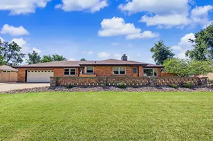 378 Oakwood Dr, Crete, IL 60417 - Photo 2