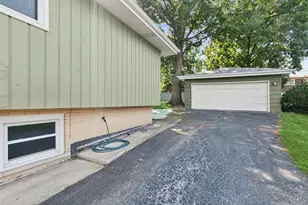 9352 S 82nd Ct, Hickory Hills, IL 60457 - Photo 18