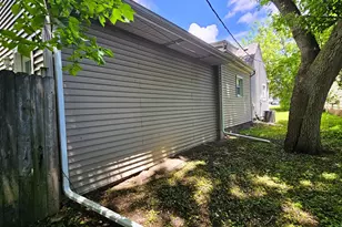 611 Golfview Dr, Round Lake Beach, IL 60073 - Photo 2