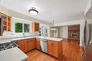 2027 Richton Dr, Wheaton, IL 60189 - Photo 4